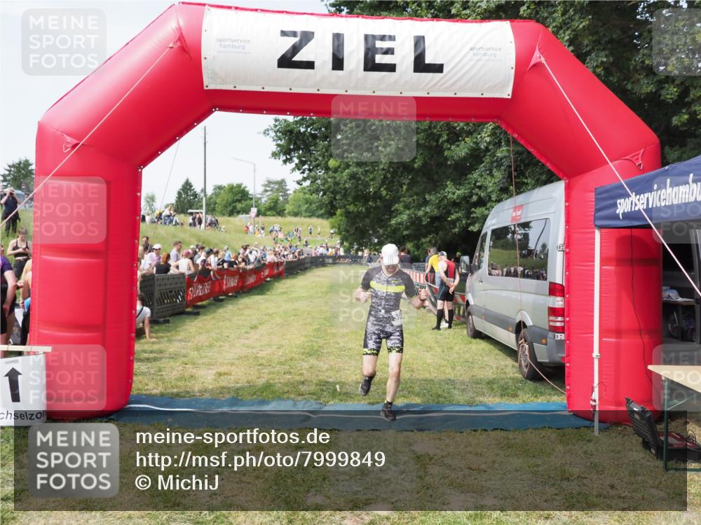 21.06.2025 - 27. Vierlanden-Triathlon MichiJ http://msf.ph/oto/7999849 15.06.2026 11:23:53 Ziel 394 meine-sportfotos.de