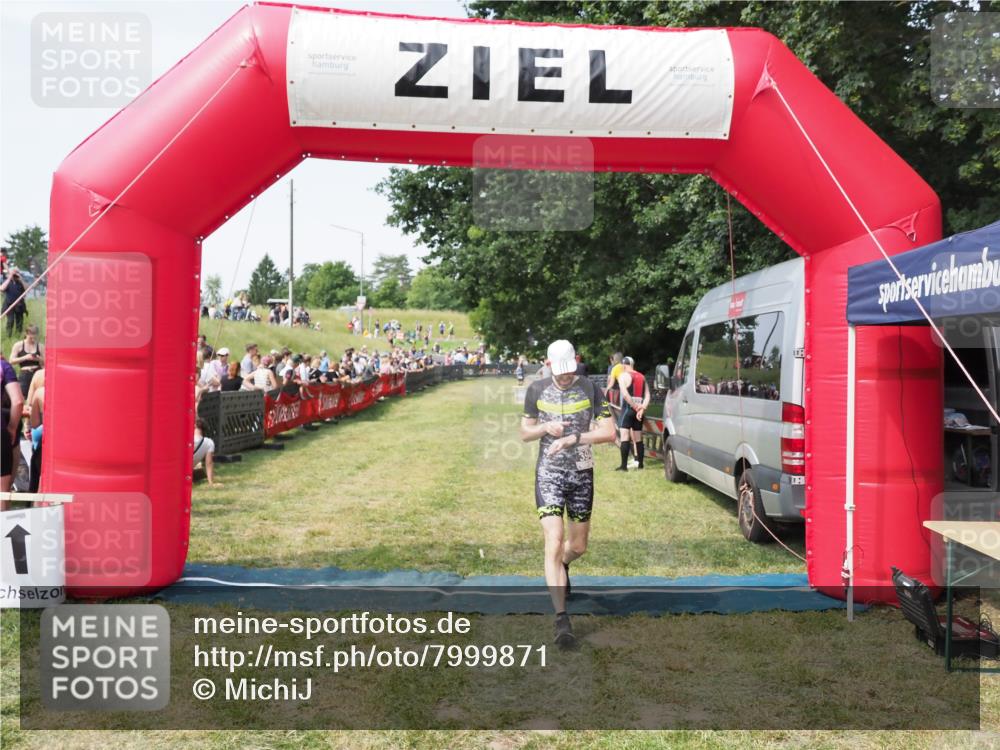 21.06.2025 - 27. Vierlanden-Triathlon MichiJ http://msf.ph/oto/7999871 15.06.2026 11:23:53 Ziel 394 meine-sportfotos.de