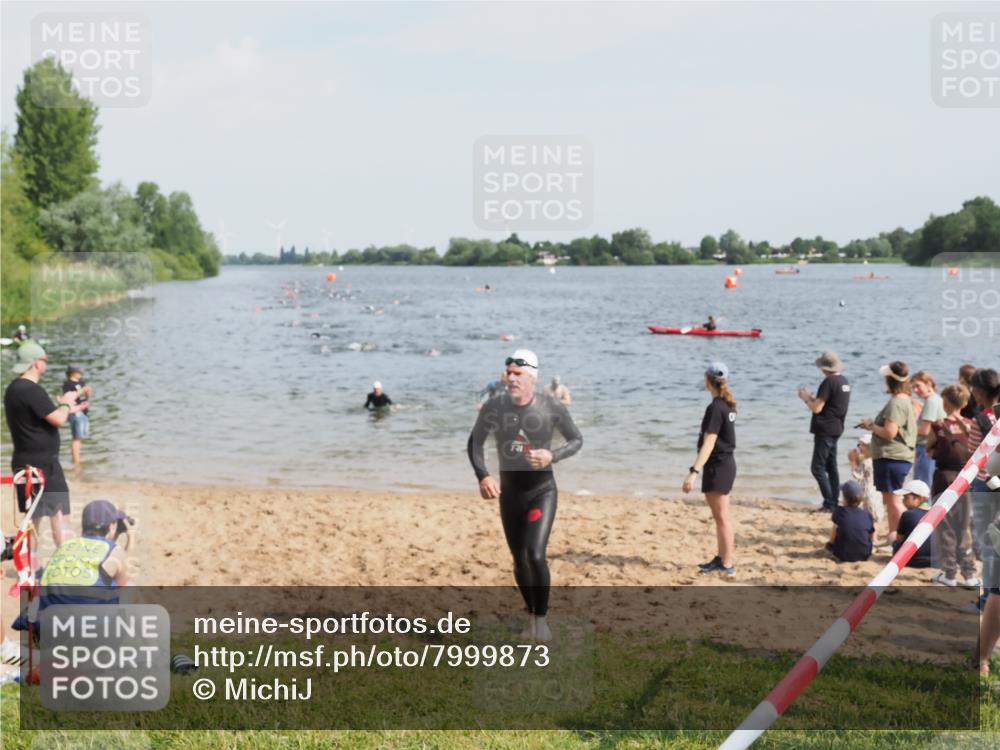 21.06.2025 - 27. Vierlanden-Triathlon MichiJ http://msf.ph/oto/7999873 15.06.2026 10:03:45 Schwimmen 377, 425, 432, 436, 439, 1398 meine-sportfotos.de