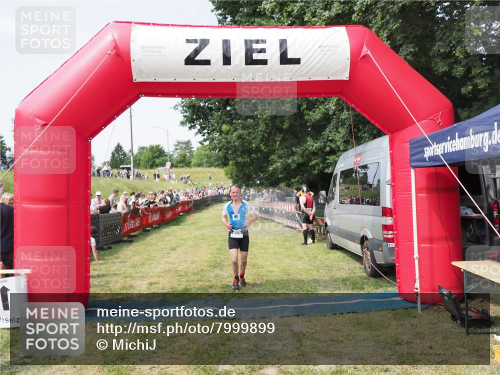 21.06.2025 - 27. Vierlanden-Triathlon MichiJ http://msf.ph/oto/7999899 15.06.2026 11:24:06 Ziel 455 meine-sportfotos.de