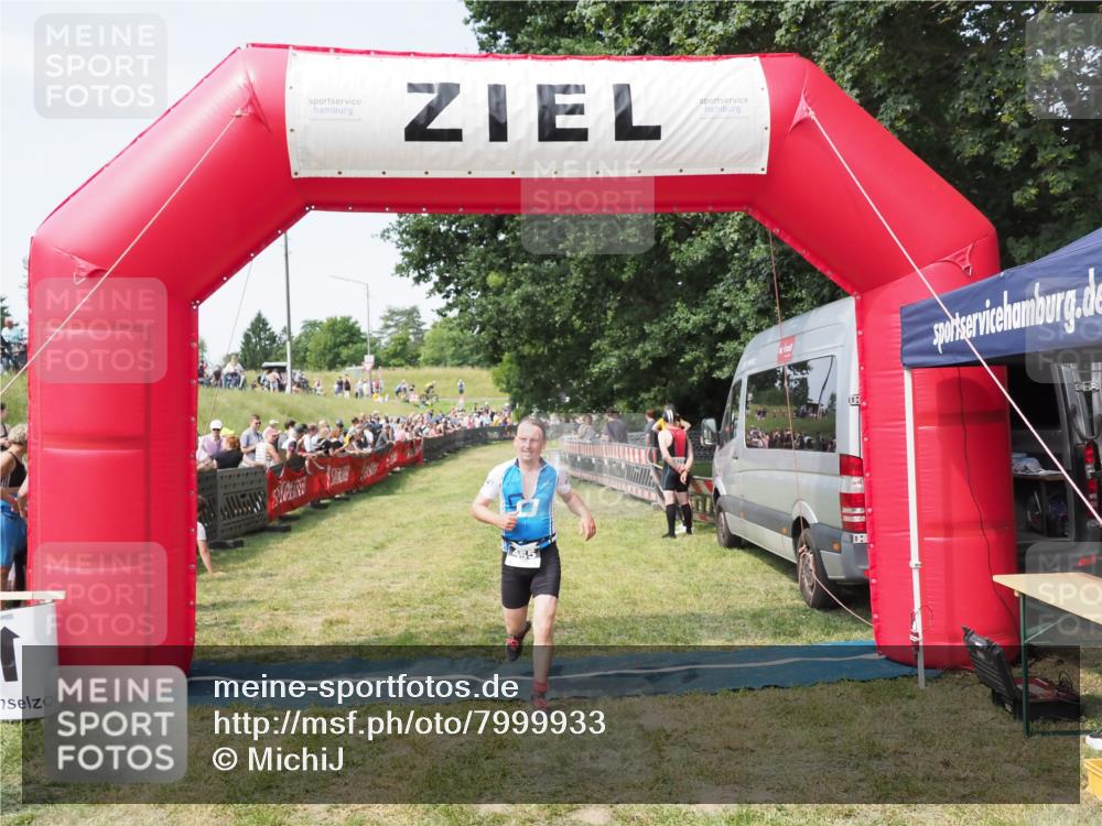 21.06.2025 - 27. Vierlanden-Triathlon MichiJ http://msf.ph/oto/7999933 15.06.2026 11:24:07 Ziel 455 meine-sportfotos.de