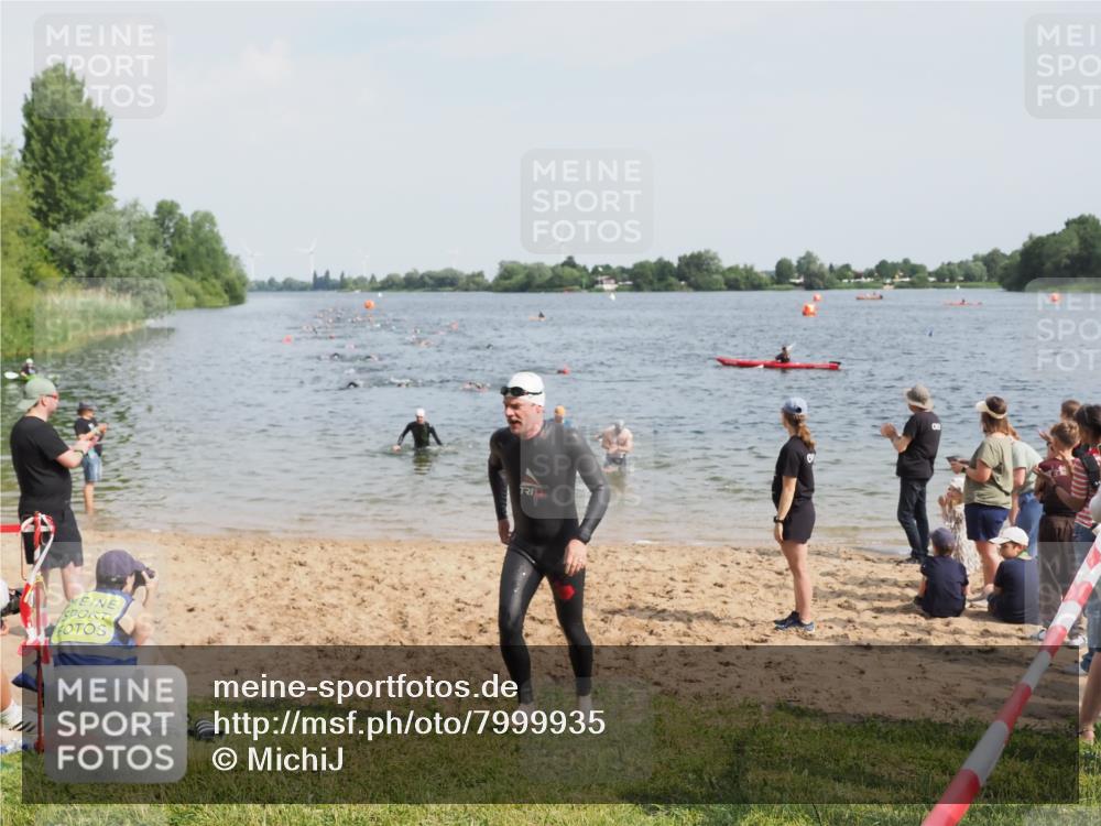 21.06.2025 - 27. Vierlanden-Triathlon MichiJ http://msf.ph/oto/7999935 15.06.2026 10:03:45 Schwimmen 377, 425, 432, 436, 439, 1398 meine-sportfotos.de