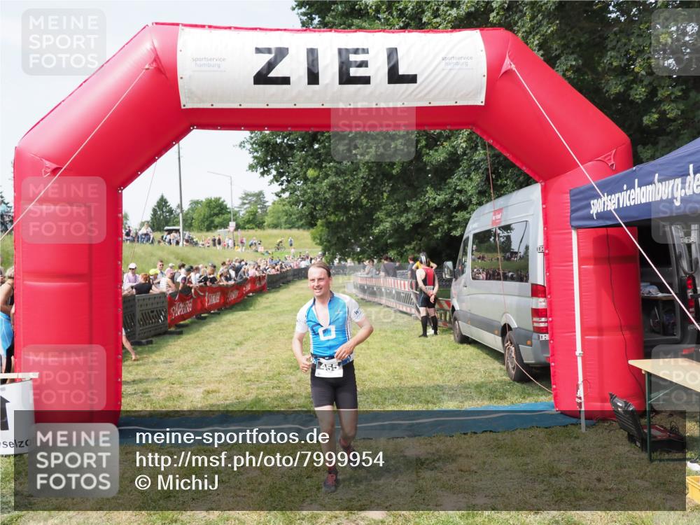 21.06.2025 - 27. Vierlanden-Triathlon MichiJ http://msf.ph/oto/7999954 15.06.2026 11:24:07 Ziel 455 meine-sportfotos.de