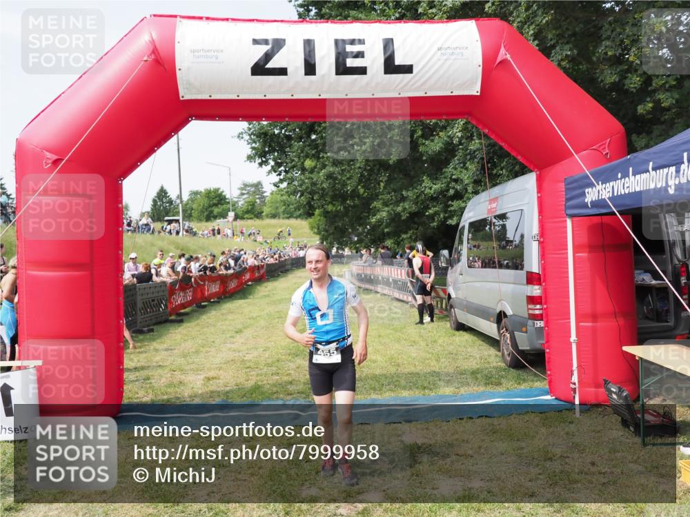 21.06.2025 - 27. Vierlanden-Triathlon MichiJ http://msf.ph/oto/7999958 15.06.2026 11:24:08 Ziel 455 meine-sportfotos.de