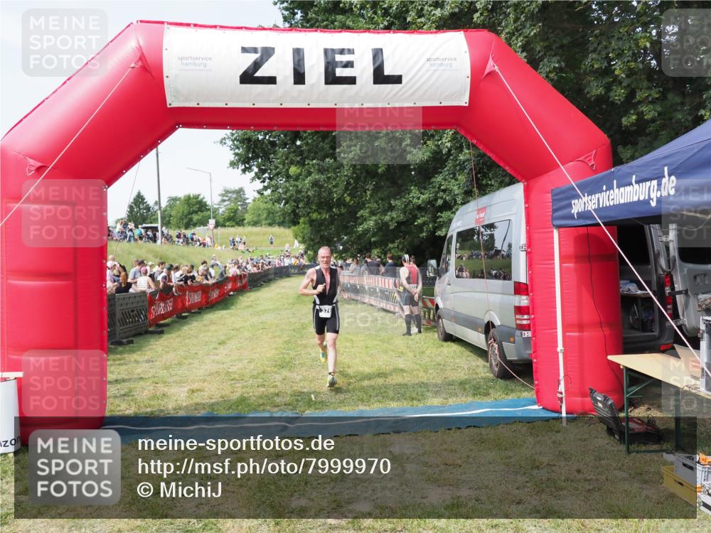 21.06.2025 - 27. Vierlanden-Triathlon MichiJ http://msf.ph/oto/7999970 15.06.2026 11:24:25 Ziel 376 meine-sportfotos.de
