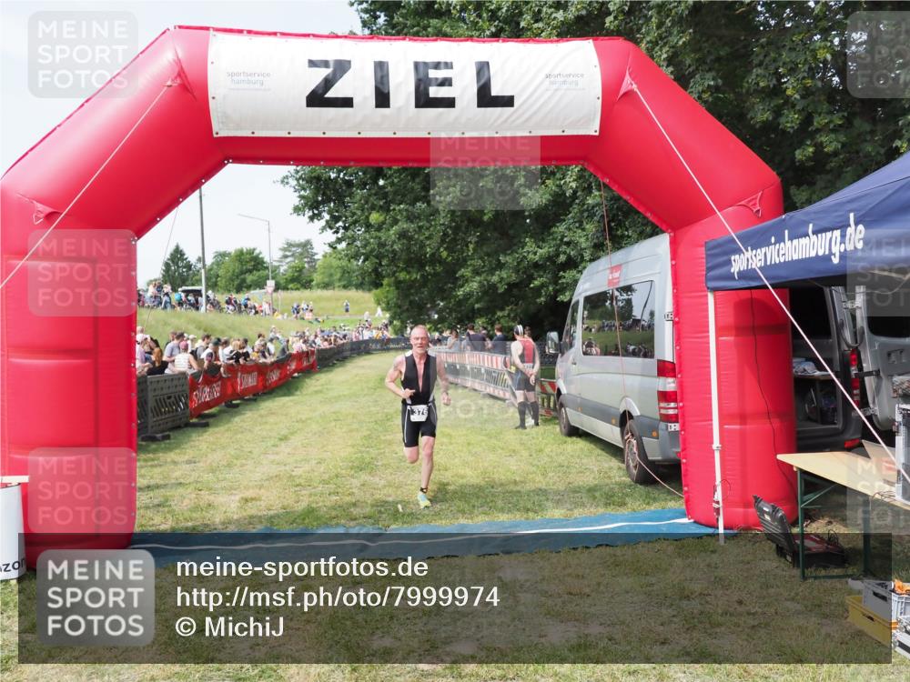 21.06.2025 - 27. Vierlanden-Triathlon MichiJ http://msf.ph/oto/7999974 15.06.2026 11:24:25 Ziel 376 meine-sportfotos.de