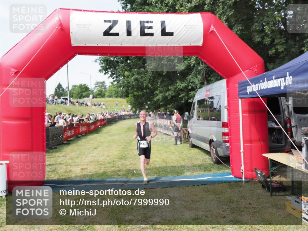 21.06.2025 - 27. Vierlanden-Triathlon MichiJ http://msf.ph/oto/7999990 15.06.2026 11:24:26 Ziel 376 meine-sportfotos.de