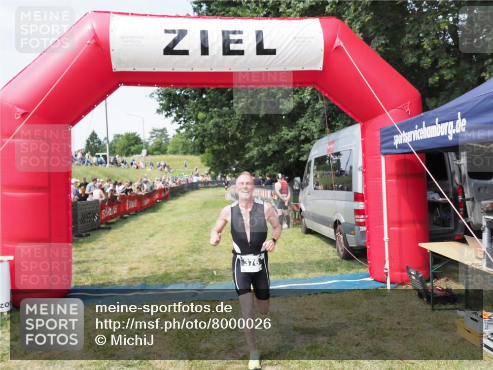 21.06.2025 - 27. Vierlanden-Triathlon MichiJ http://msf.ph/oto/8000026 15.06.2026 11:24:26 Ziel 376 meine-sportfotos.de