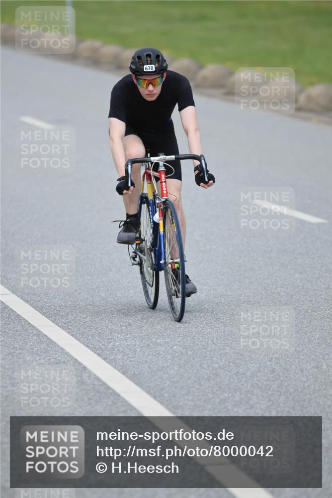 21.06.2025 - 27. Vierlanden-Triathlon H.Heesch http://msf.ph/oto/8000042 15.06.2025 12:33:33 Radfahren 670 meine-sportfotos.de