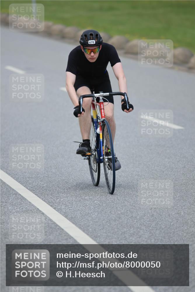 21.06.2025 - 27. Vierlanden-Triathlon H.Heesch http://msf.ph/oto/8000050 15.06.2025 12:33:33 Radfahren 670 meine-sportfotos.de