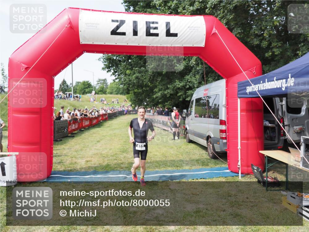 21.06.2025 - 27. Vierlanden-Triathlon MichiJ http://msf.ph/oto/8000055 15.06.2026 11:24:39 Ziel 415 meine-sportfotos.de