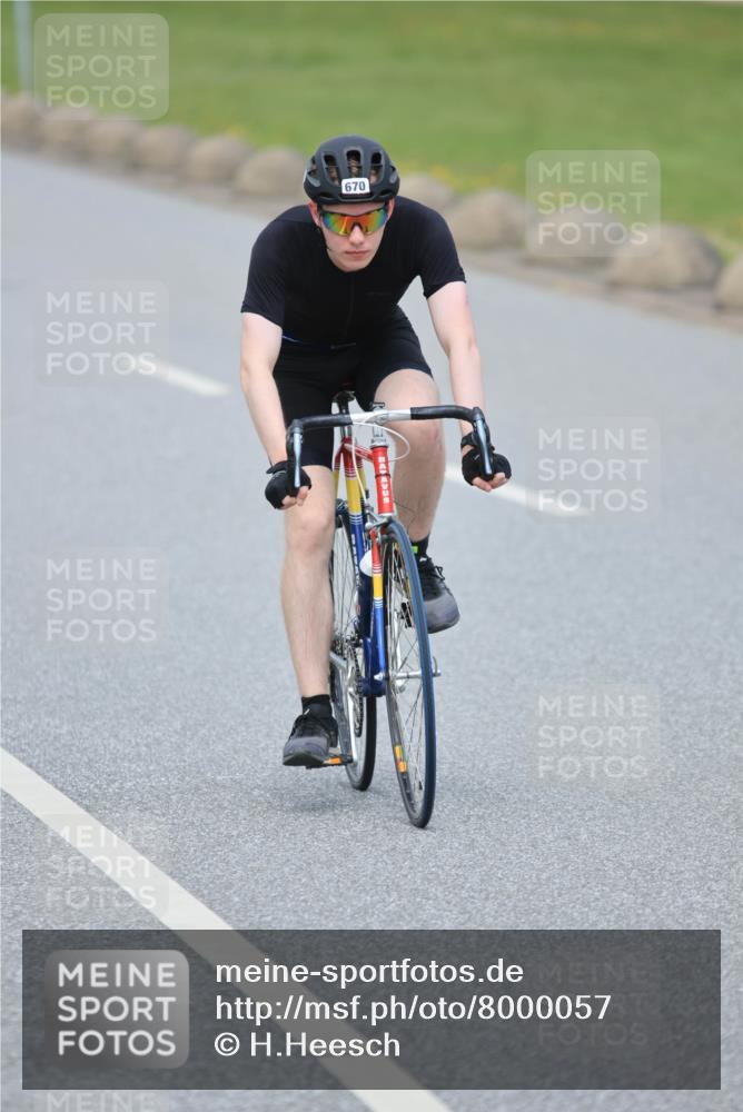 21.06.2025 - 27. Vierlanden-Triathlon H.Heesch http://msf.ph/oto/8000057 15.06.2025 12:33:34 Radfahren 670, 780 meine-sportfotos.de