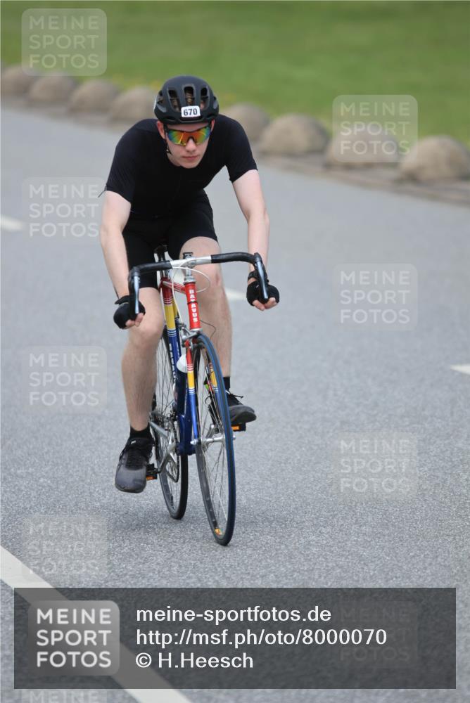 21.06.2025 - 27. Vierlanden-Triathlon H.Heesch http://msf.ph/oto/8000070 15.06.2025 12:33:34 Radfahren 670, 780 meine-sportfotos.de