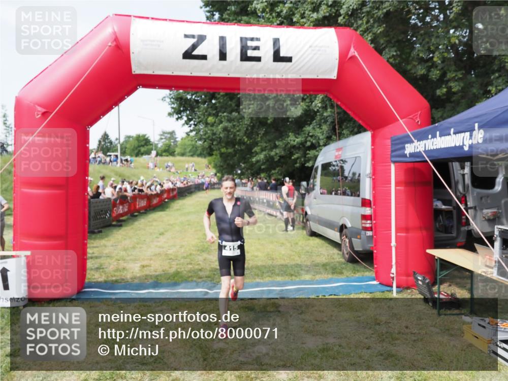 21.06.2025 - 27. Vierlanden-Triathlon MichiJ http://msf.ph/oto/8000071 15.06.2026 11:24:40 Ziel 415 meine-sportfotos.de