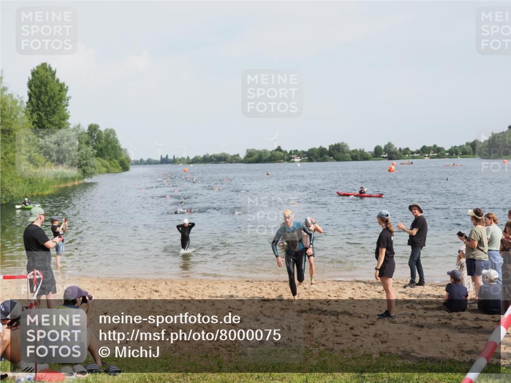 21.06.2025 - 27. Vierlanden-Triathlon MichiJ http://msf.ph/oto/8000075 15.06.2026 10:03:49 Schwimmen 377, 425, 427, 432, 436, 439, 1398 meine-sportfotos.de