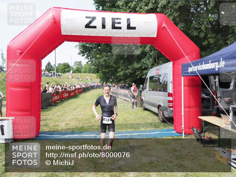 21.06.2025 - 27. Vierlanden-Triathlon MichiJ http://msf.ph/oto/8000076 15.06.2026 11:24:40 Ziel 415 meine-sportfotos.de