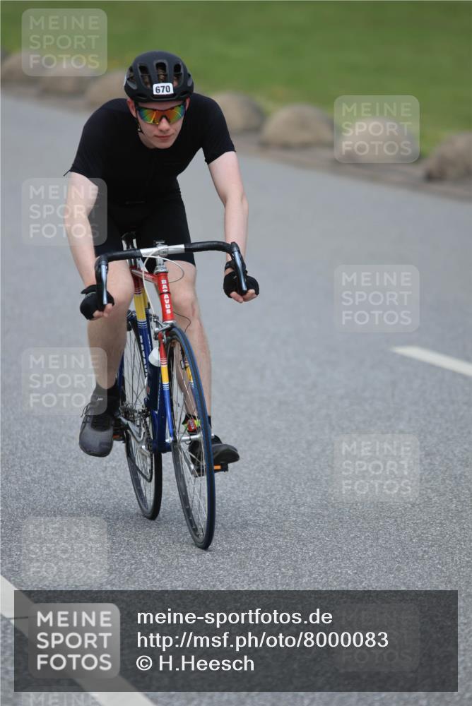 21.06.2025 - 27. Vierlanden-Triathlon H.Heesch http://msf.ph/oto/8000083 15.06.2025 12:33:34 Radfahren 670, 780 meine-sportfotos.de