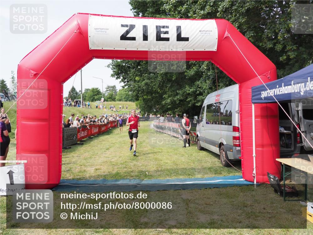 21.06.2025 - 27. Vierlanden-Triathlon MichiJ http://msf.ph/oto/8000086 15.06.2026 11:24:52 Ziel 448 meine-sportfotos.de