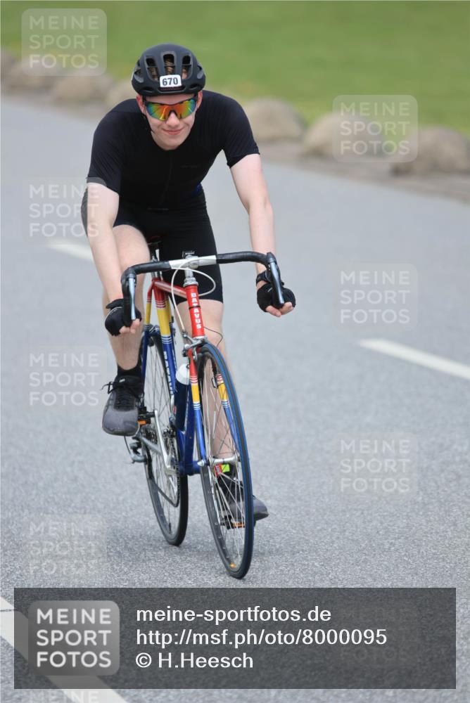 21.06.2025 - 27. Vierlanden-Triathlon H.Heesch http://msf.ph/oto/8000095 15.06.2025 12:33:34 Radfahren 670, 780 meine-sportfotos.de