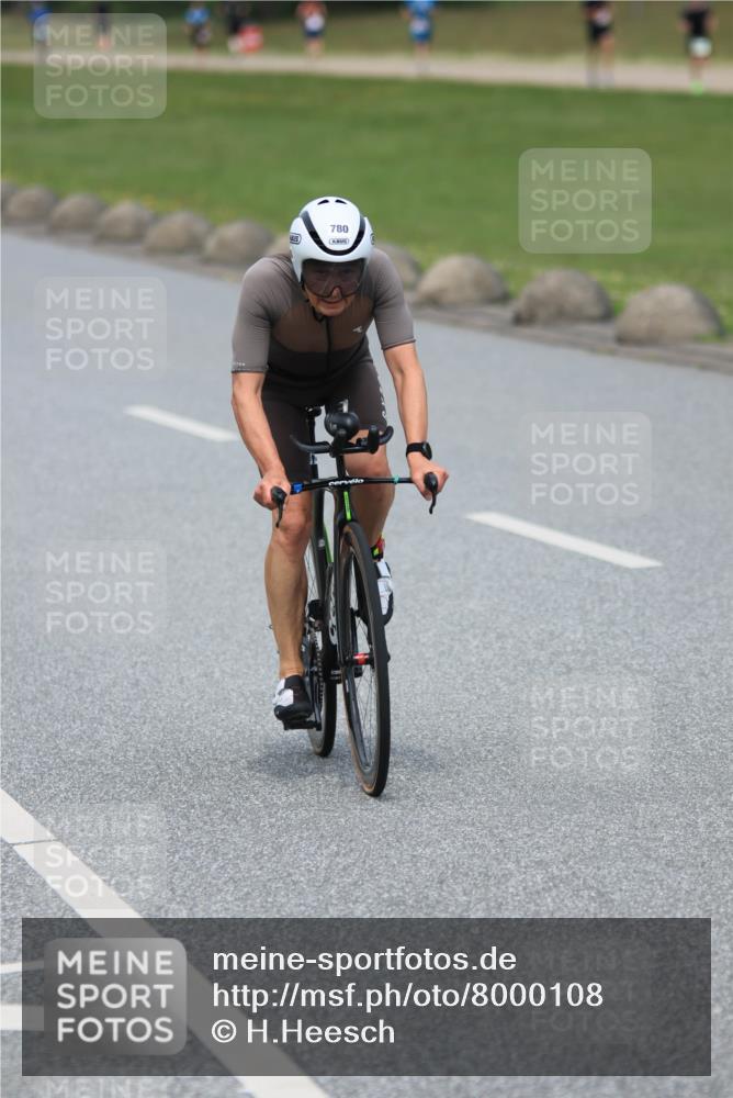 21.06.2025 - 27. Vierlanden-Triathlon H.Heesch http://msf.ph/oto/8000108 15.06.2025 12:33:42 Radfahren 729, 780 meine-sportfotos.de