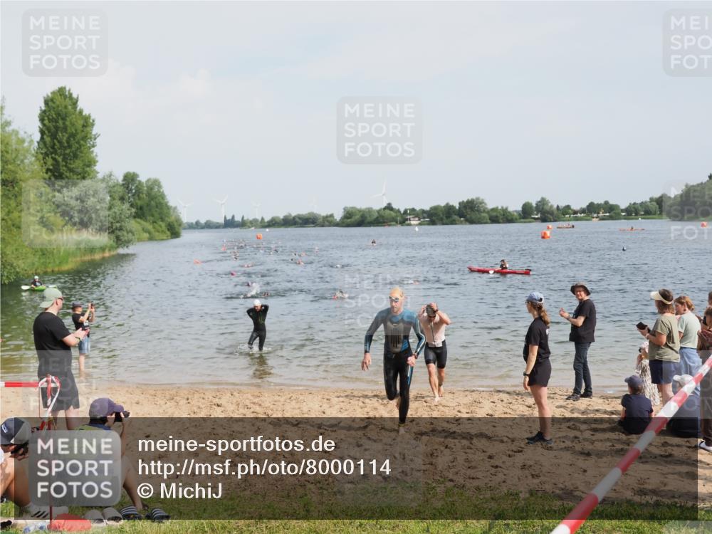 21.06.2025 - 27. Vierlanden-Triathlon MichiJ http://msf.ph/oto/8000114 15.06.2026 10:03:50 Schwimmen 377, 415, 427, 436, 439, 1398 meine-sportfotos.de