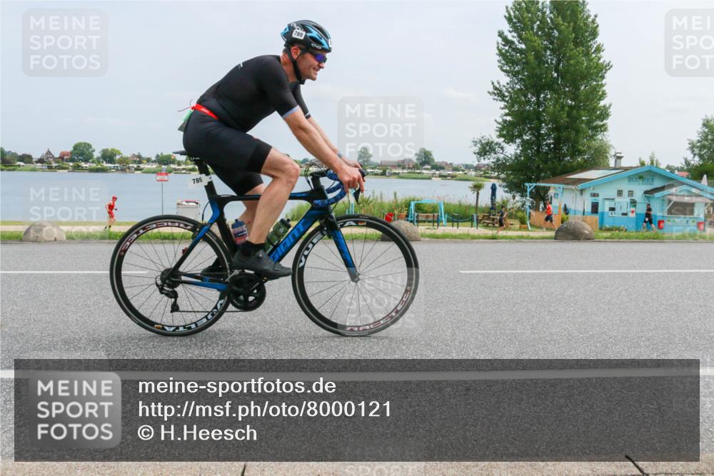 21.06.2025 - 27. Vierlanden-Triathlon H.Heesch http://msf.ph/oto/8000121 15.06.2025 12:33:11 Radfahren 789 meine-sportfotos.de