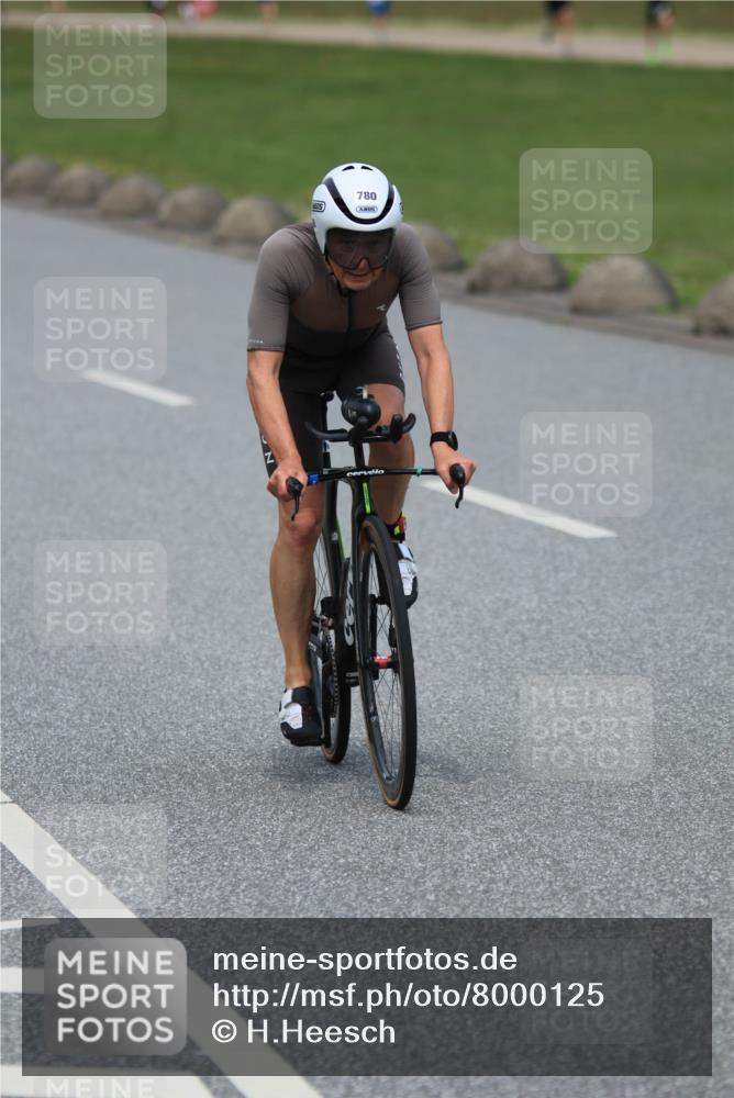21.06.2025 - 27. Vierlanden-Triathlon H.Heesch http://msf.ph/oto/8000125 15.06.2025 12:33:42 Radfahren 729, 780 meine-sportfotos.de