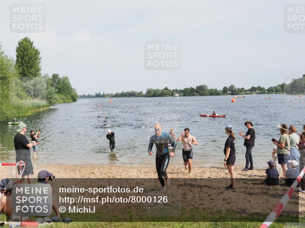21.06.2025 - 27. Vierlanden-Triathlon MichiJ http://msf.ph/oto/8000126 15.06.2026 10:03:50 Schwimmen 377, 415, 427, 436, 439, 1398 meine-sportfotos.de