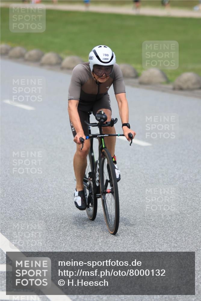 21.06.2025 - 27. Vierlanden-Triathlon H.Heesch http://msf.ph/oto/8000132 15.06.2025 12:33:42 Radfahren 729, 780 meine-sportfotos.de