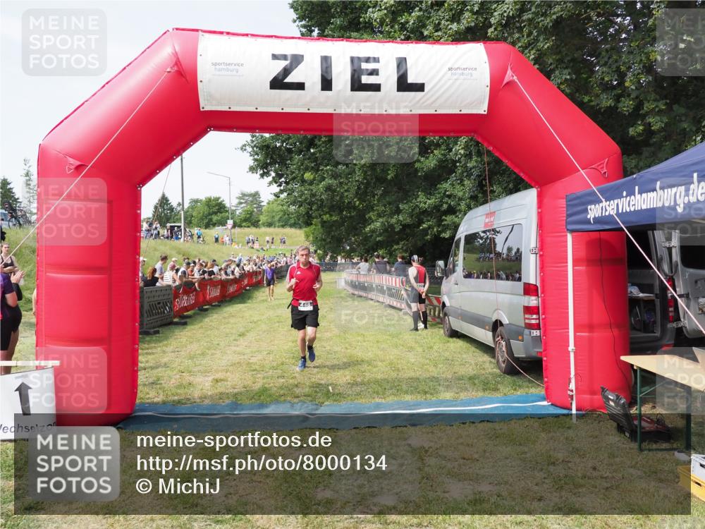 21.06.2025 - 27. Vierlanden-Triathlon MichiJ http://msf.ph/oto/8000134 15.06.2026 11:24:53 Ziel 448 meine-sportfotos.de