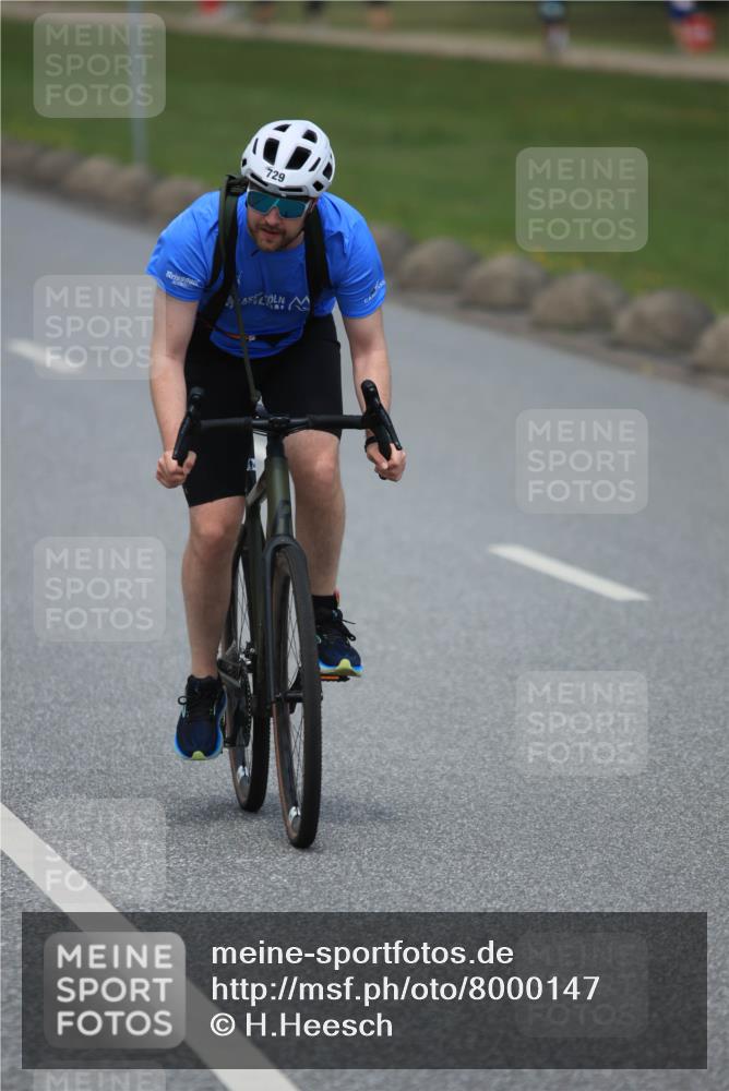 21.06.2025 - 27. Vierlanden-Triathlon H.Heesch http://msf.ph/oto/8000147 15.06.2025 12:33:47 Radfahren 729, 921 meine-sportfotos.de