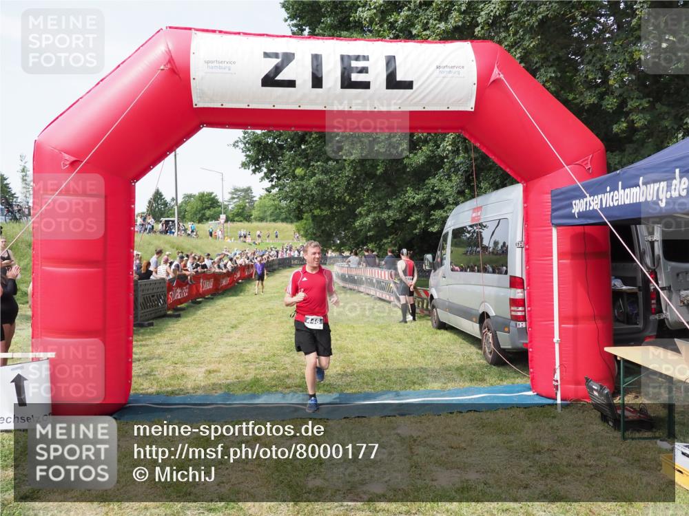 21.06.2025 - 27. Vierlanden-Triathlon MichiJ http://msf.ph/oto/8000177 15.06.2026 11:24:53 Ziel 448 meine-sportfotos.de