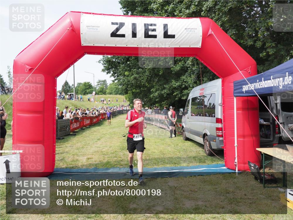 21.06.2025 - 27. Vierlanden-Triathlon MichiJ http://msf.ph/oto/8000198 15.06.2026 11:24:54 Ziel 448 meine-sportfotos.de