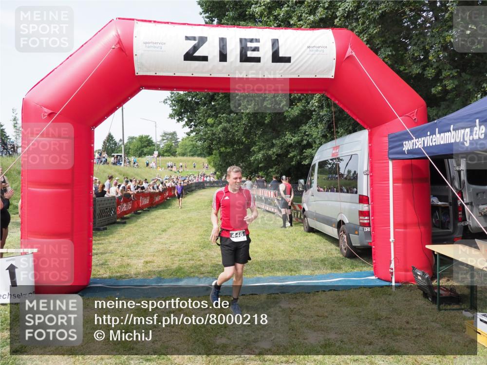 21.06.2025 - 27. Vierlanden-Triathlon MichiJ http://msf.ph/oto/8000218 15.06.2026 11:24:54 Ziel 448 meine-sportfotos.de