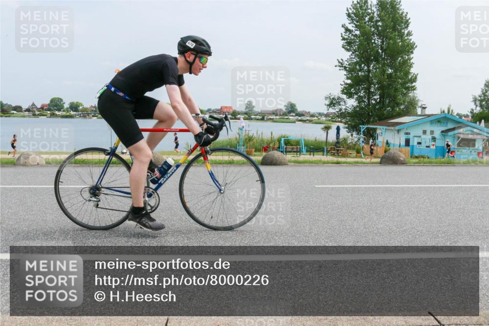 21.06.2025 - 27. Vierlanden-Triathlon H.Heesch http://msf.ph/oto/8000226 15.06.2025 12:33:37 Radfahren 670 meine-sportfotos.de