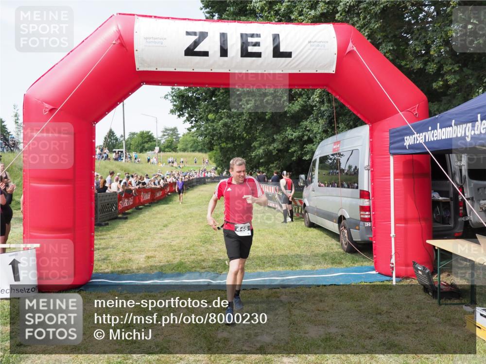 21.06.2025 - 27. Vierlanden-Triathlon MichiJ http://msf.ph/oto/8000230 15.06.2026 11:24:54 Ziel 448 meine-sportfotos.de