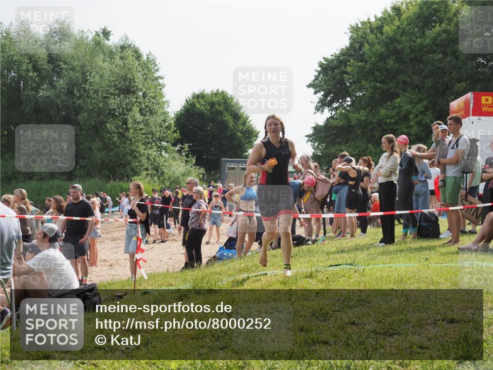 15.06.2025 - 27. Vierlanden-Triathlon KatJ http://msf.ph/oto/8000252 15.06.2025 09:57:07 Schwimmen 263, 325, 1399 meine-sportfotos.de