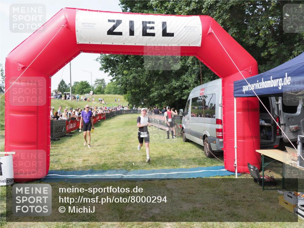 21.06.2025 - 27. Vierlanden-Triathlon MichiJ http://msf.ph/oto/8000294 15.06.2026 11:25:04 Ziel 194, 609 meine-sportfotos.de