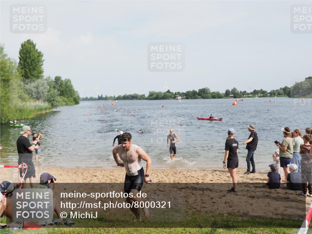 21.06.2025 - 27. Vierlanden-Triathlon MichiJ http://msf.ph/oto/8000321 15.06.2026 10:03:53 Schwimmen 415, 427, 436, 1398 meine-sportfotos.de