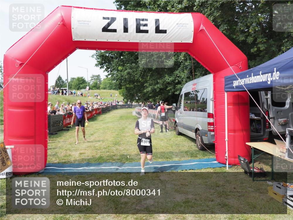 21.06.2025 - 27. Vierlanden-Triathlon MichiJ http://msf.ph/oto/8000341 15.06.2026 11:25:05 Ziel 194, 609 meine-sportfotos.de