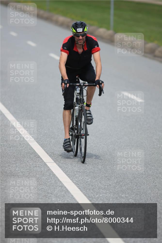 21.06.2025 - 27. Vierlanden-Triathlon H.Heesch http://msf.ph/oto/8000344 15.06.2025 12:34:21 Radfahren 824, 964 meine-sportfotos.de