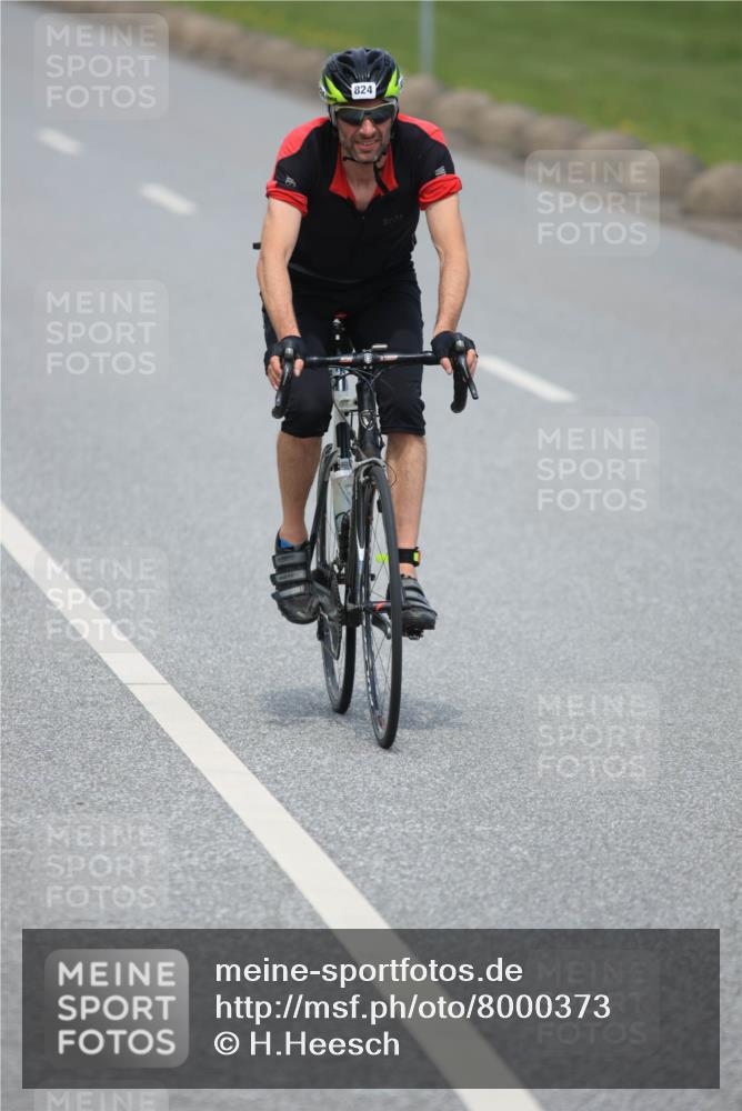 21.06.2025 - 27. Vierlanden-Triathlon H.Heesch http://msf.ph/oto/8000373 15.06.2025 12:34:21 Radfahren 824, 964 meine-sportfotos.de