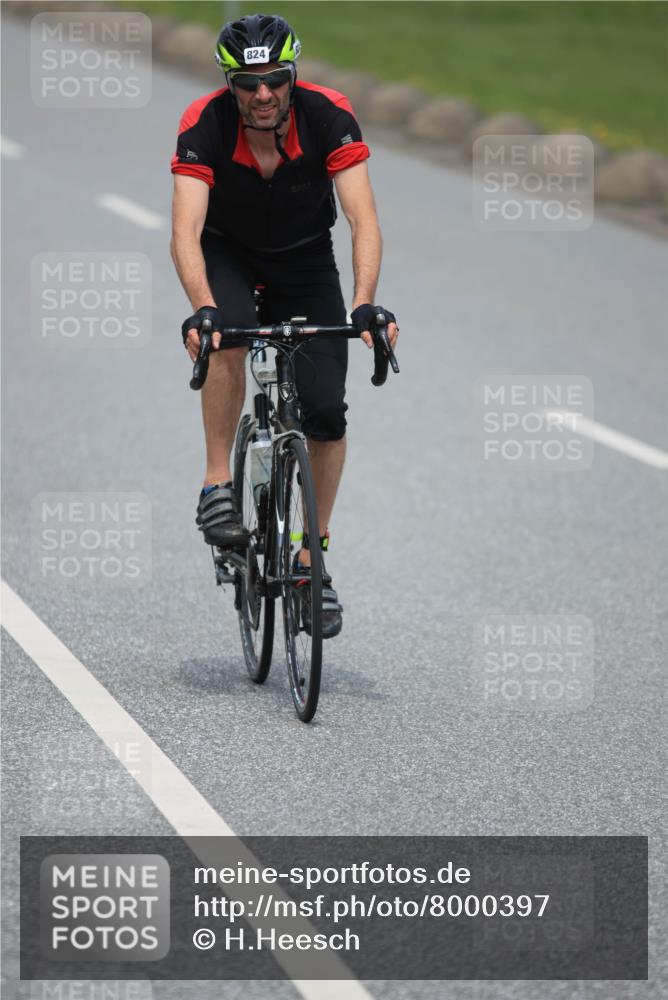 21.06.2025 - 27. Vierlanden-Triathlon H.Heesch http://msf.ph/oto/8000397 15.06.2025 12:34:22 Radfahren 824, 964 meine-sportfotos.de