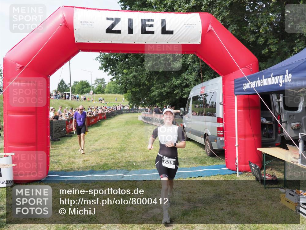 21.06.2025 - 27. Vierlanden-Triathlon MichiJ http://msf.ph/oto/8000412 15.06.2026 11:25:05 Ziel 194, 609 meine-sportfotos.de