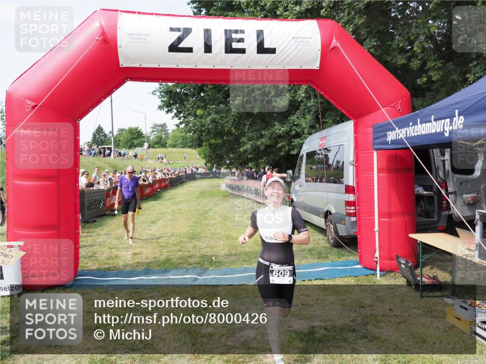 21.06.2025 - 27. Vierlanden-Triathlon MichiJ http://msf.ph/oto/8000426 15.06.2026 11:25:05 Ziel 194, 609 meine-sportfotos.de