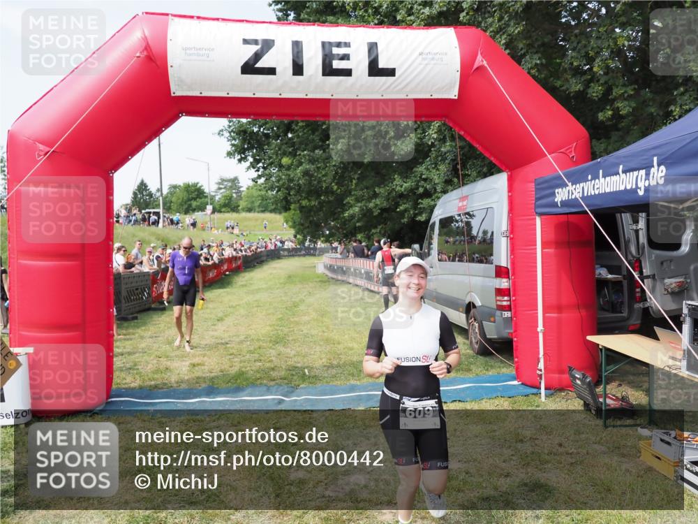 21.06.2025 - 27. Vierlanden-Triathlon MichiJ http://msf.ph/oto/8000442 15.06.2026 11:25:05 Ziel 194, 609 meine-sportfotos.de