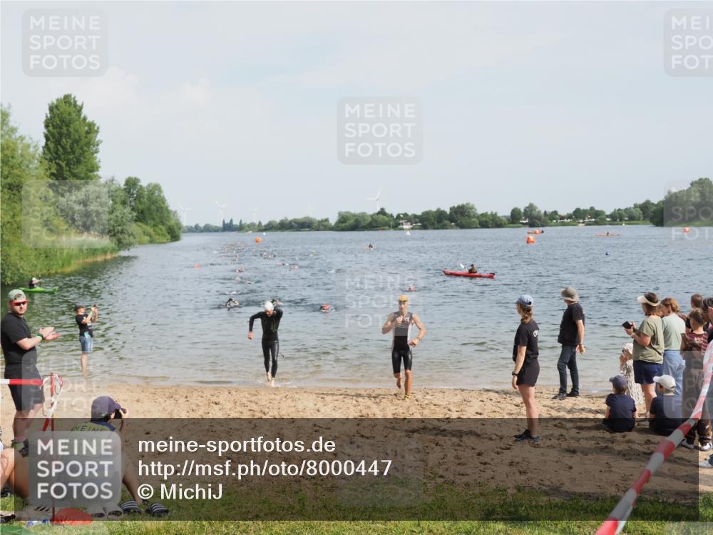 21.06.2025 - 27. Vierlanden-Triathlon MichiJ http://msf.ph/oto/8000447 15.06.2026 10:03:54 Schwimmen 415, 427, 436, 1398 meine-sportfotos.de
