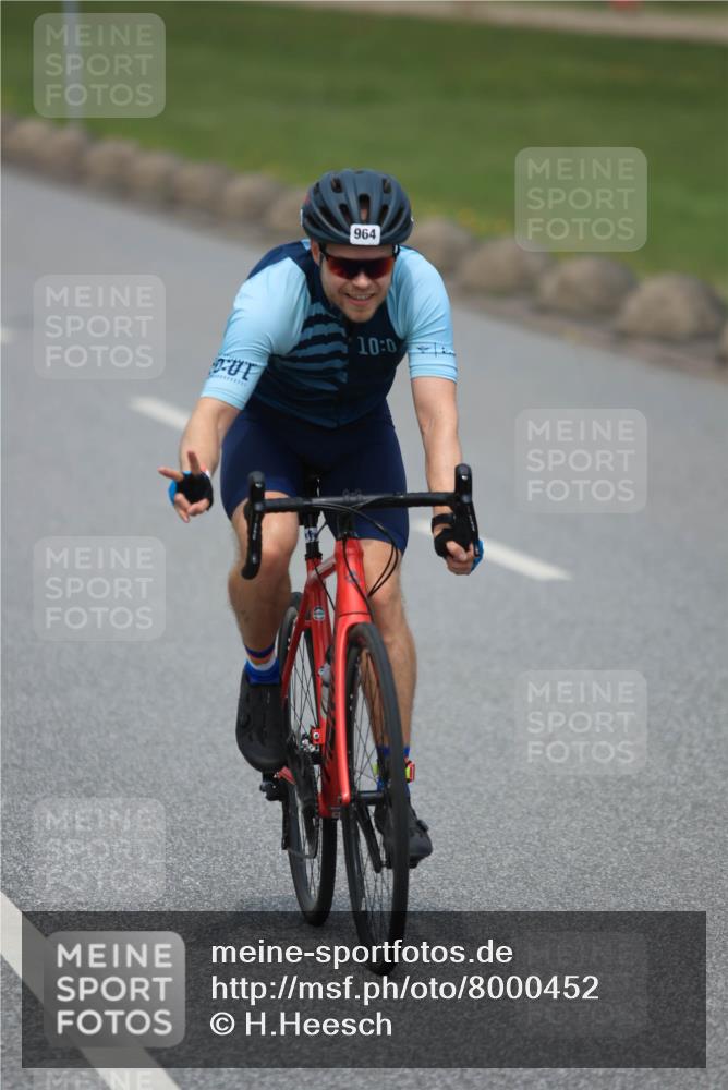 21.06.2025 - 27. Vierlanden-Triathlon H.Heesch http://msf.ph/oto/8000452 15.06.2025 12:34:24 Radfahren 824, 964, 1010, 1013 meine-sportfotos.de