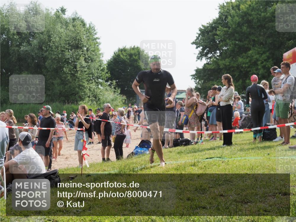 15.06.2025 - 27. Vierlanden-Triathlon KatJ http://msf.ph/oto/8000471 15.06.2025 09:57:14 Schwimmen 263, 296, 1399 meine-sportfotos.de