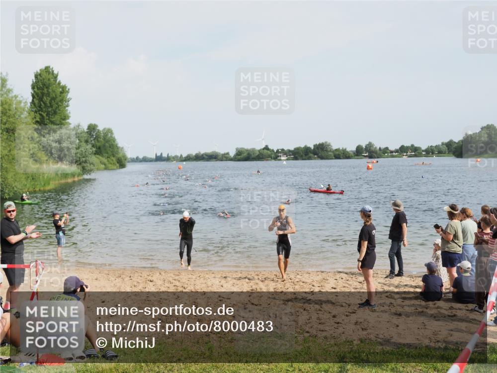 21.06.2025 - 27. Vierlanden-Triathlon MichiJ http://msf.ph/oto/8000483 15.06.2026 10:03:55 Schwimmen 415, 427, 436, 1398 meine-sportfotos.de
